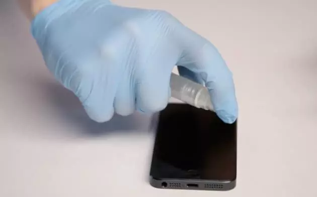 Спрей, разработанный Impervious, защищает смартфон от воды и царапин